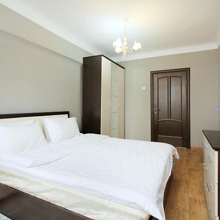 Spacious Central Apartment Almaty Exterior photo