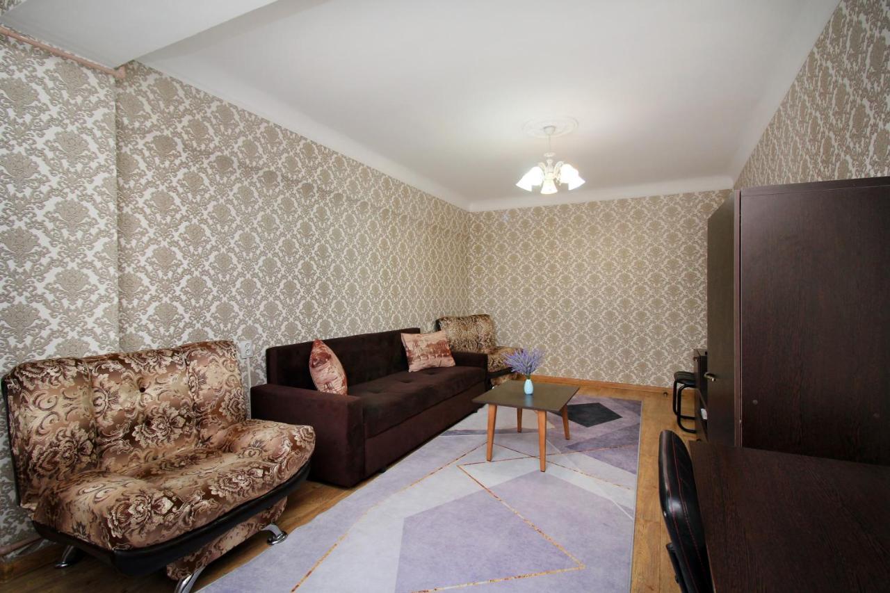 Spacious Central Apartment Almaty Exterior photo