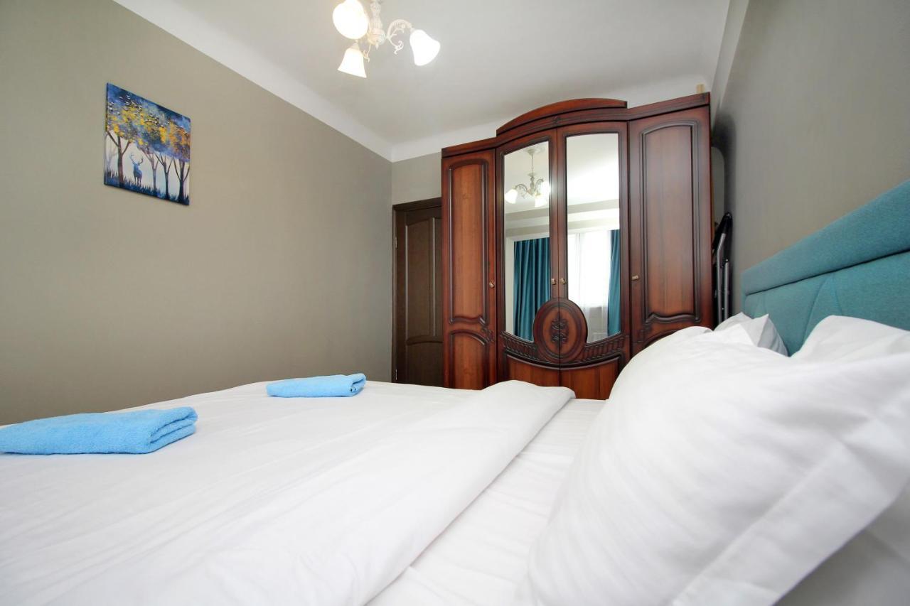 Spacious Central Apartment Almaty Exterior photo