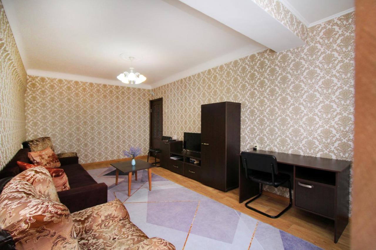 Spacious Central Apartment Almaty Exterior photo